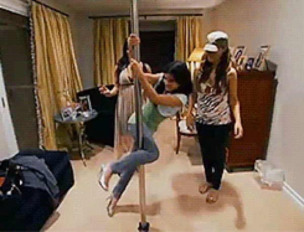 5. Первая же серия повергла зрителей в шок, потому что 10-летняя Кайли Дженнер танцевала на шесте в комнате своих родителей.