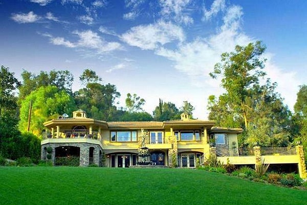 11. В 2014 году стали ходить слухи, что дом, который все это время показывали в программе, на самом деле не принадлежит Кардашьянам.