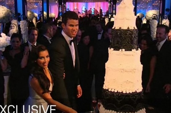 14. Серия о свадьбе Ким и Криса Хамфриса получила рекордное количество просмотров за всю историю шоу.