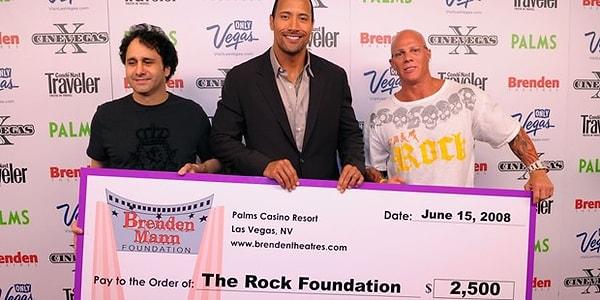 2006 yılında kurduğu The Rock Vakfı ile hasta çocuklara yardım ediyor.