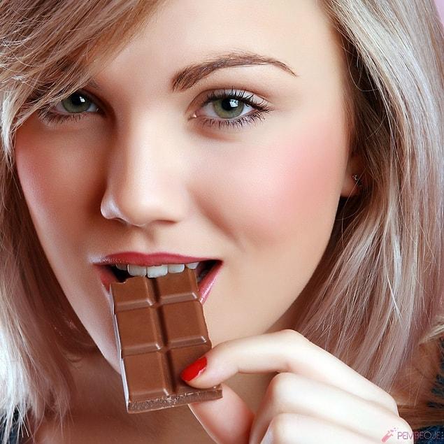 3. The smell of chocolate awakens the theta waves around your brain and this causes your body to relax.