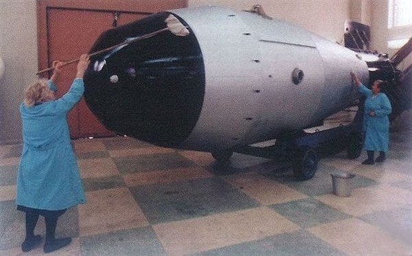 12. Просто уборщицы моют атомную бомбу... Ничего особенного, листайте дальше.