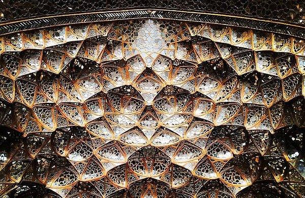 15. Şiraz'da, Nazar'ın Bahçesinde Bulunan Kolah-Farangi'nin Binası.