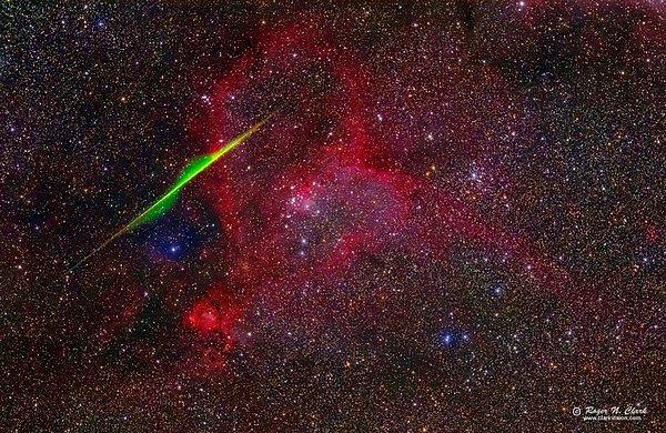 5. Kalp Bulutsusu'ndan Geçen Kıvrılan Meteor