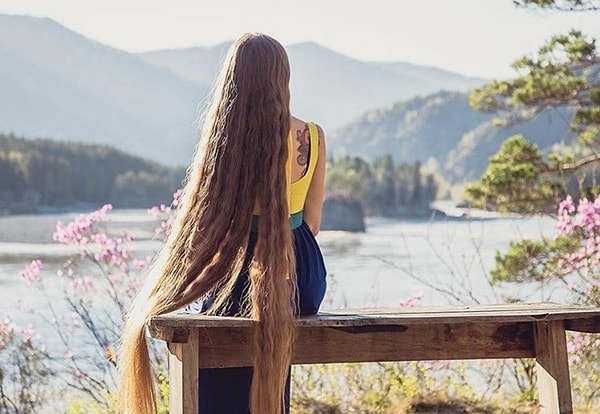 3. Девушке часто задают вопросы, как ухаживать за такими роскошными волосами