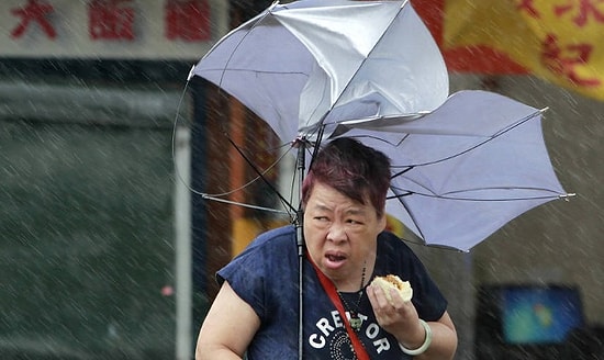 Тайваньская женщина ест булочку прямо во время смертельно опасного тайфуна