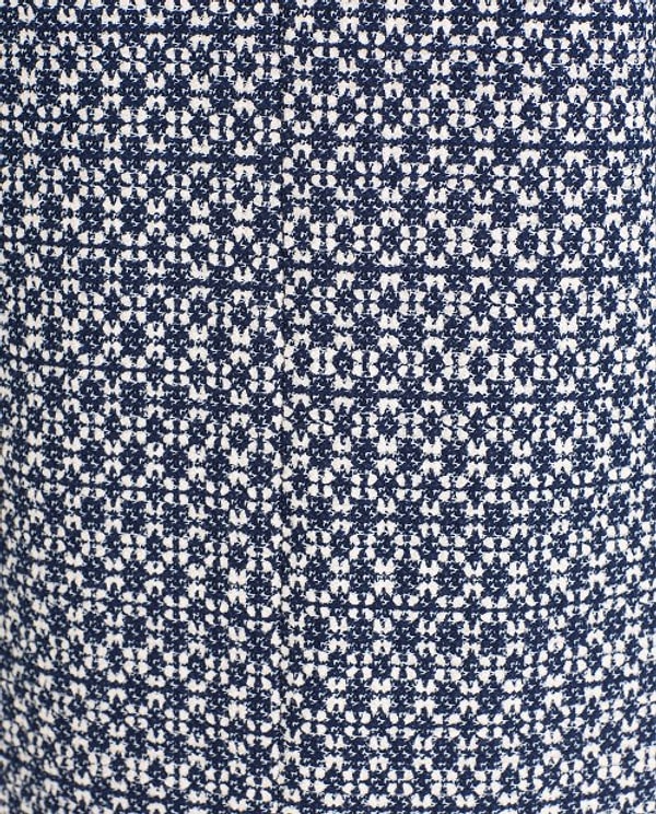 Сине-белого цвета.