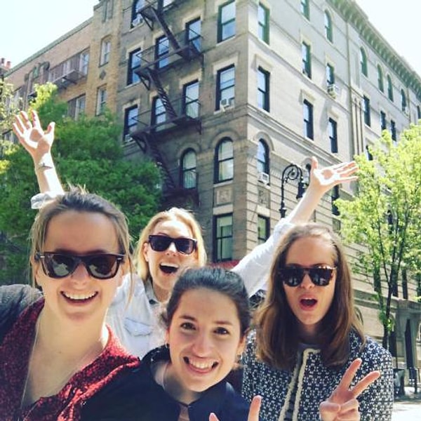 Тем, что оно повсюду! Прогуляйтесь по центральным улицам Лондона - вы обнаружите сотни таких сине-белых пальто!