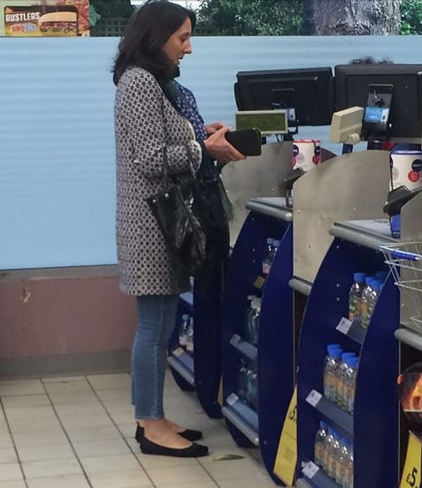 Первой нашествие "сине-белых" заметила блогер Alica Frances.