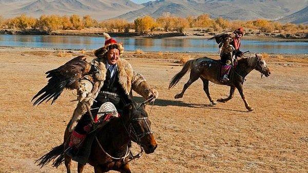 Bayan Olgii bölgesindeki Kazaklar zorlu kışlara maruz bir yaşam sürdürür ve kartalları eğiterek at sırtında avlanırlar