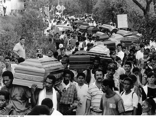 Ulusal Kurtuluş Ordusu'nun (ELN) 1998'de bir boru hattına yaptığı saldırıda hayatını kaybeden 78 kişinin toplu cenaze töreni