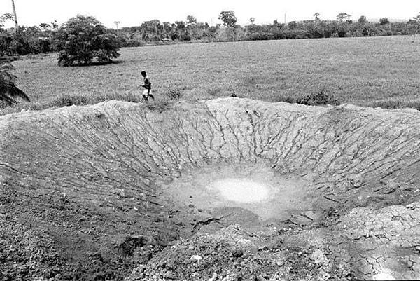 1997'de Choco'daki Rio Sucio'da ordunun attığı bir bombayla açılan krater