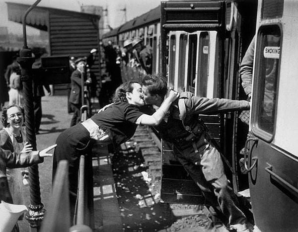 6. II. Dünya Savaşı'ndan dönen bir İngiliz askeri ve sevgilisi. (1940)