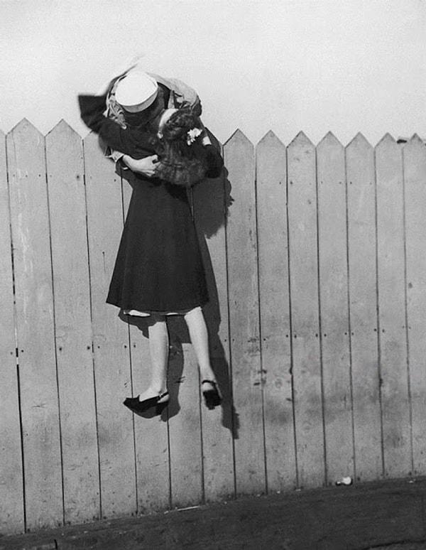 14. Savaştan dönen bir denizci asker ve sevgilisi. (1945)