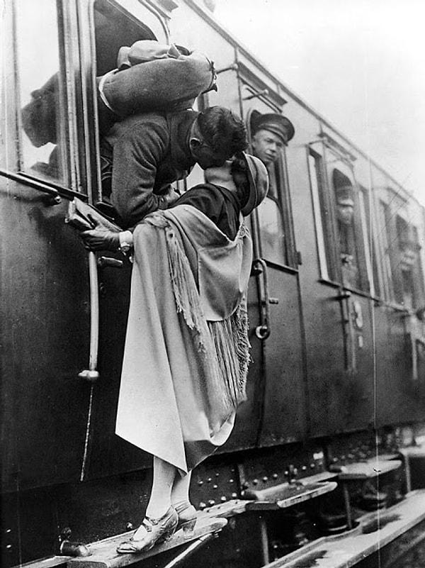 17. Savaşa giderken kız arkadaşını öpen bir asker. (1922)