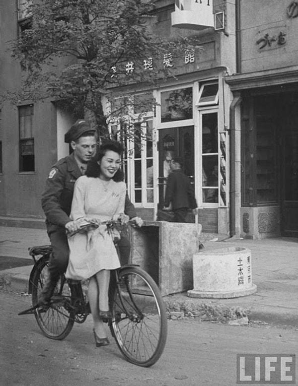 18. Savaştan dönen bir Amerikan askeri ve Japon kız arkadaşı. (1946)