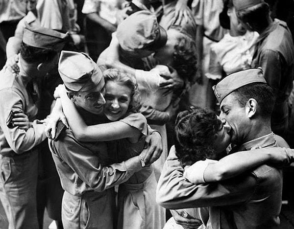 21. Savaştan dönen askerler ve eşleri. (1945)