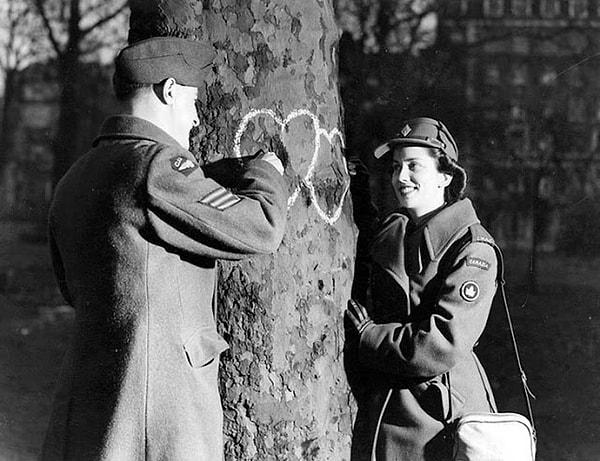 23. Savaştan dönen asker ve kız arkadaşı sevgililer gününde. (1944)