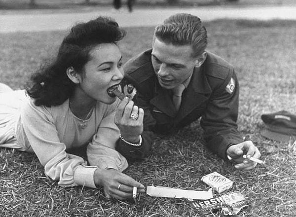 24. Savaş sonrasında bir asker ve sevgilisi. (1945)