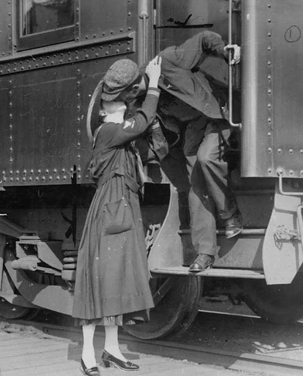 25. I. Dünya Savaşı'na giden bir asker ve eşi. (1917)