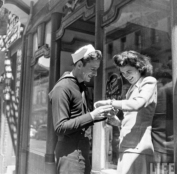 26. Sevgilisine bir bilezik hediye eden denizci asker. (1943)
