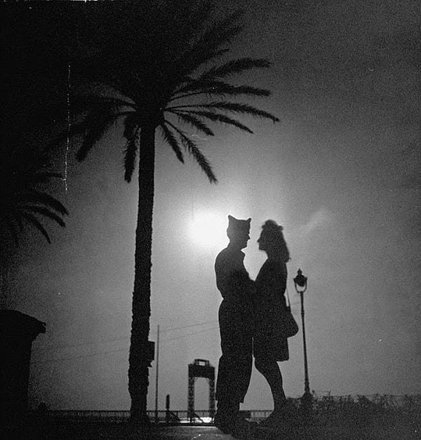 27. Savaş sonrası bir Amerikan askeri ve Fransız kız arkadaşı. (1945)