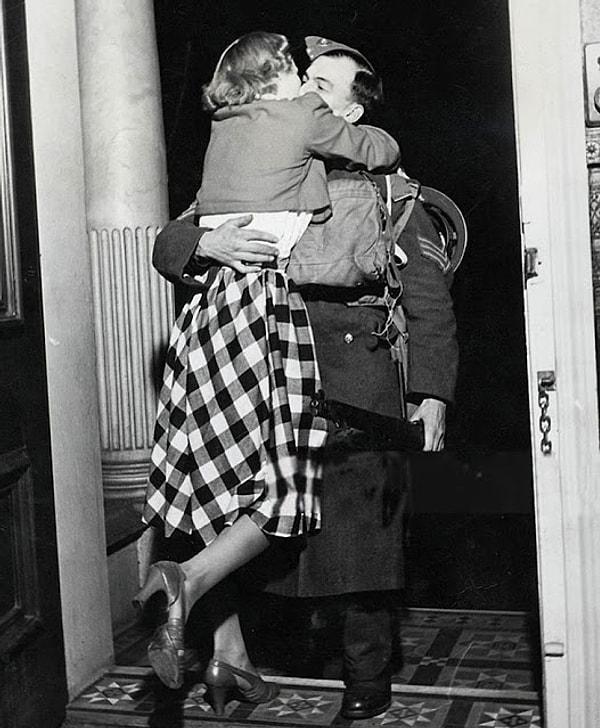 37. Yılbaşı zamanı evine dönen bir asker ve eşi. (1945)