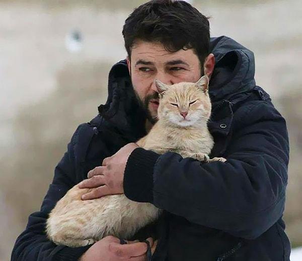 Mohammad Alaa Aljaleel, savaştan büyük zarar gören Halep şehrinde yaşıyor. Orada yaşamasının ardında ise tek bir neden var; terk edilmiş kedilerle ilgilenmek.