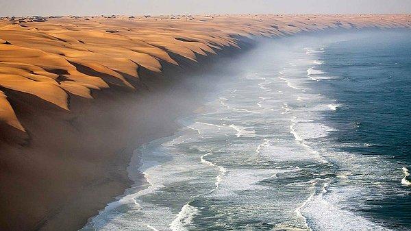 2. Namib Çölü'nün Atlas Okyanusu'yla kesiştiği nokta.