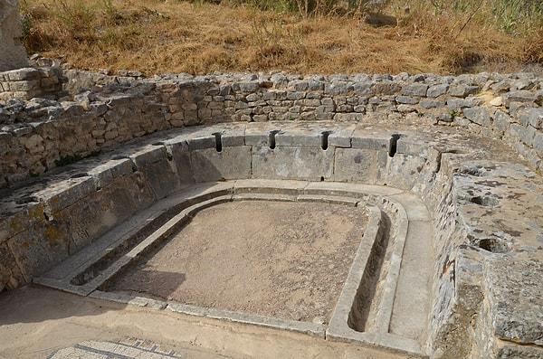 Evinde özel tuvaleti olmayan Romalıların ikinci seçeneği ise toplu tuvaletlerdi.