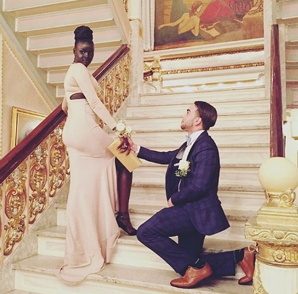 8. Он часто составляет ей компанию на фотосессиях, благодаря чему получается пикантный контраст.