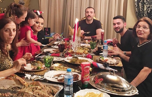 12. Ailecek verilen yemeklerde, gelinin masaya oturmaması ve kenarda durup servis yapması geleneği!