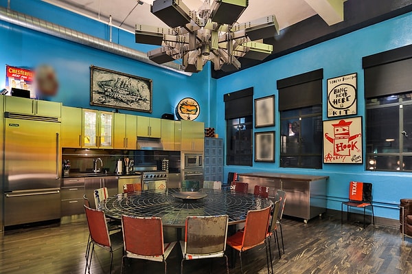 ... и красными винтажными стульями