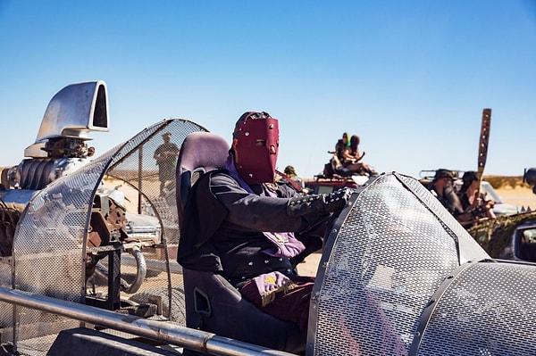 Deri maskeli bu adam, Mad Max:2 filmindeki Lone Wolf arabasında oturuyor. En iyi replika ödülünü bu araç kazandı.