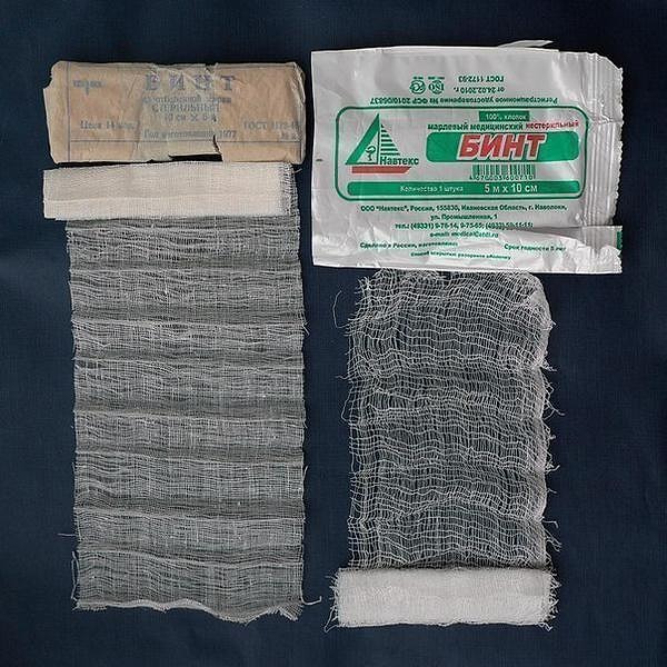 1. Слева - бинт, выпущенный в 1977 году в соответствии с утверждённым в 1946 году ГОСТом 1172. Справа - бинт современный.