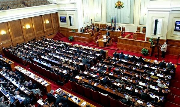 Karara karşı çıkan muhalefet milletvekilleri salonu terk etti