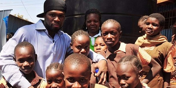 1. Рэпер 50 Cent с благотворительной миссией в Африке - он хочет накормить всех голодающих детей.