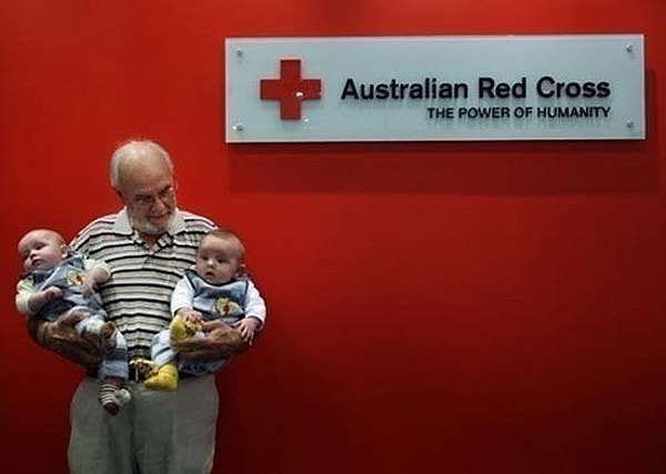 2. Два миллиона женщин и столько же, если не больше, их детей, включая дочь Харрисона, живы и здоровы благодаря вот этому дружелюбному старичку из Австралии с редкой группой крови
