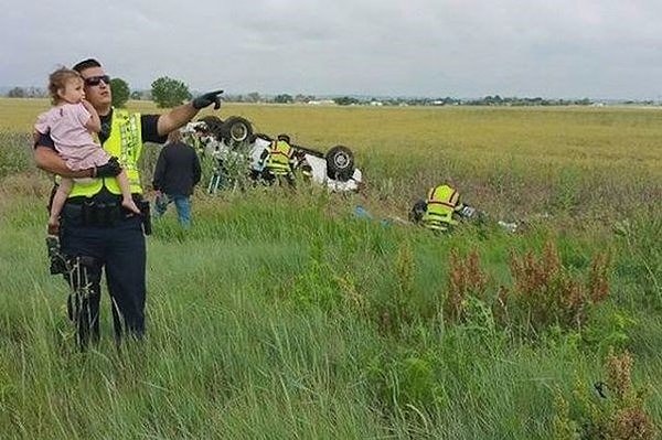 13. Полицейский отвлекает девочку от ужасной аварии, в которой погиб её отец...