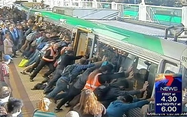 20. В Австралии у пассажира нога застряла между поездом и перроном. И вот что было дальше...
