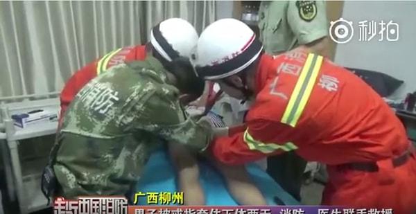 Sohu haber sitesindeki bilgiye göre genç adam 2 gündür penisine taktığı yüzükle dolaşıyormuş fakat ağrı dayanılmaz hale gelince yardım istemek zorunda kalmış.