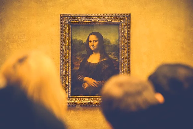 Leonardo da Vinci imzasını Mona Lisa'nın sağ gözbebeğine atmıştır.