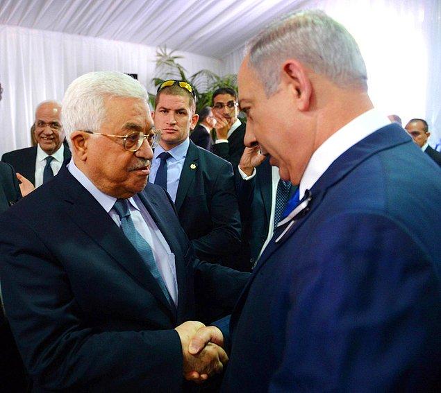 6. İsrail başbakanı Benjamin Netanyahu, eski İsrail lideri Shimon Peres'in cenazesinde Filistin yetkili başkanı Mahmoud Abbas'la el sıkışırken.