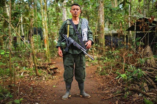 8. Kolombiya Devrimci Silahlı Güçleri'ne (KDSG) mensup bir direnişçi, El Diamente'de barış anlaşmasının KDSG tarafından onaylanma sürecinde, 10. Gerilla Konferansı sırasında uzak Yari diyarlarında poz veriyor.