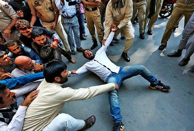 11. Hindistan polisi tarafından alıkoyulan Awami İttihad Partisi destekçisi.