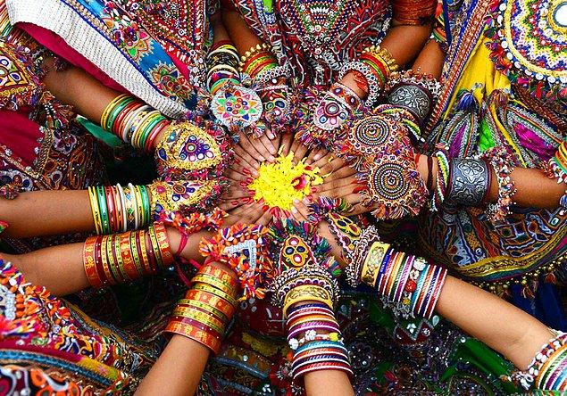 16. Hintli Panghat Sahne Sanatları ekibi halk dansçıları, yaklaşan Hindu festivali 'Navarati' veya 'Dokuz Gece Festivali' için kostümlü prova sırasında poz verirken.