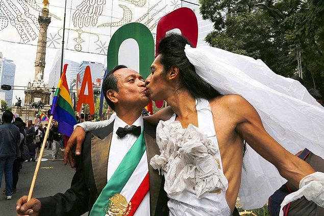 19. Homofobiye karşı yürüyüş yapan göstericiler, Mexico City'deki Bağımsızlık Meleği Anıtı'na vardıklarında öpüşüyor.