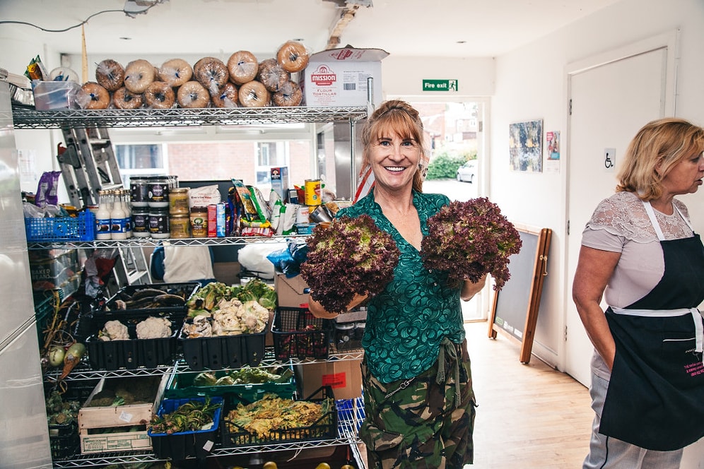 İngiltere'de Yiyeceklerin Çöpe Gitmesini Önlemeyi Amaçlayan Bir Artık Yiyecek Süpermarketi