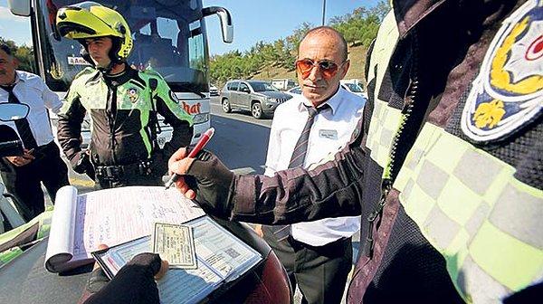 Köprüde trafik ekiplerinin ceza yazdığı isimlerden biri hurda yüklü kamyonuyla Gebze’ye giderken yasak olmasına FSM’yi kullanan Ahmet Pekgöz.