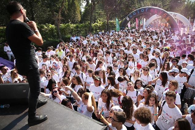 Color Sky 5K Renkli Koşu Festivali, Bedensel Engellilerle Dayanışma Derneği (BEDD) işbirliğiyle düzenleniyor ve her Renkli Koşu Festivalinde ihtiyaç sahiplerine tekerlekli sandalye dağıtımı yapılıyor.